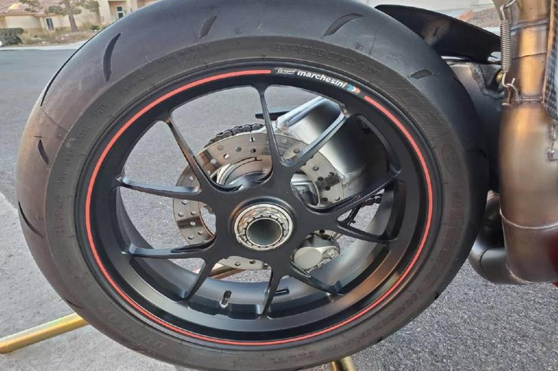 2008 Ducati 1099 S S (ZDM1XBEW18B) with an 1,098 cc L twin engine, Six-Speed Dry Clutch transmission, located at 3160 South Valley View Blvd, Las Vegas, NV, 89146, (888) 750-6845, 36.132458, -115.190247 - b64:VGhlIER1Y2F0aSAxMDk4UyBib2FzdHMgc29tZSBnb3JnZW91cyBib2R5d29yayBhbmQgc2xpY2sgZGVzaWduIGN1ZXMsIGJ1dCBpdHMgcmVhbCBtYXN0ZXJwaWVjZSBsaWVzIGJlbmVhdGggdGhvc2UgcHJldHR5IHBsYXN0aWMgcGFuZWxzLiBVbmRlcm5lYXRoIGlzIGEgdHVidWxhciBzdGVlbCB0cmVsbGlzIGZyYW1lIG9wdGltaXplZCBmb3Igc3RpZmZuZXNzLCBhbmQgYW4gTC10d2luIGVu - Photo #8