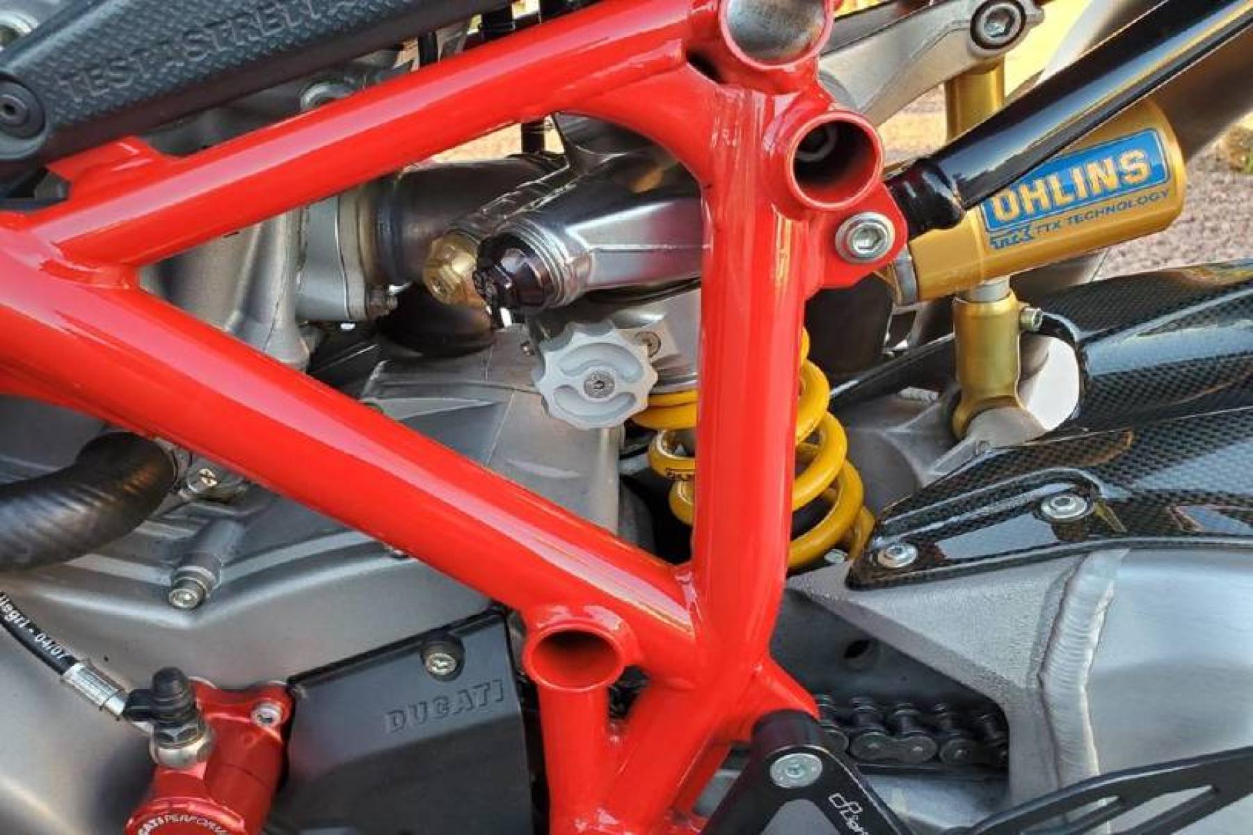 2008 Ducati 1099 S S (ZDM1XBEW18B) with an 1,098 cc L twin engine, Six-Speed Dry Clutch transmission, located at 3160 South Valley View Blvd, Las Vegas, NV, 89146, (888) 750-6845, 36.132458, -115.190247 - b64:VGhlIER1Y2F0aSAxMDk4UyBib2FzdHMgc29tZSBnb3JnZW91cyBib2R5d29yayBhbmQgc2xpY2sgZGVzaWduIGN1ZXMsIGJ1dCBpdHMgcmVhbCBtYXN0ZXJwaWVjZSBsaWVzIGJlbmVhdGggdGhvc2UgcHJldHR5IHBsYXN0aWMgcGFuZWxzLiBVbmRlcm5lYXRoIGlzIGEgdHVidWxhciBzdGVlbCB0cmVsbGlzIGZyYW1lIG9wdGltaXplZCBmb3Igc3RpZmZuZXNzLCBhbmQgYW4gTC10d2luIGVu - Photo #9
