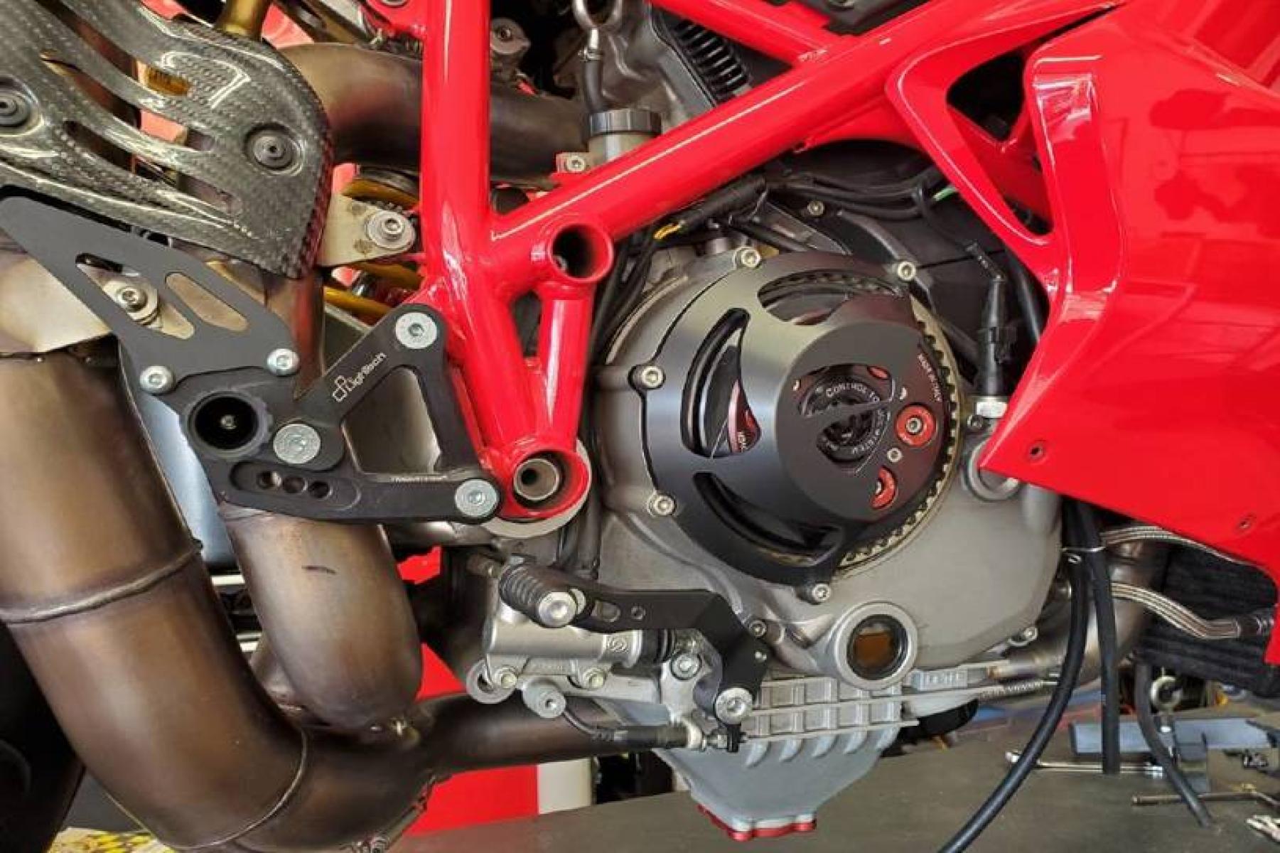 2008 Ducati 1099 S S (ZDM1XBEW18B) with an 1,098 cc L twin engine, Six-Speed Dry Clutch transmission, located at 3160 South Valley View Blvd, Las Vegas, NV, 89146, (888) 750-6845, 36.132458, -115.190247 - b64:VGhlIER1Y2F0aSAxMDk4UyBib2FzdHMgc29tZSBnb3JnZW91cyBib2R5d29yayBhbmQgc2xpY2sgZGVzaWduIGN1ZXMsIGJ1dCBpdHMgcmVhbCBtYXN0ZXJwaWVjZSBsaWVzIGJlbmVhdGggdGhvc2UgcHJldHR5IHBsYXN0aWMgcGFuZWxzLiBVbmRlcm5lYXRoIGlzIGEgdHVidWxhciBzdGVlbCB0cmVsbGlzIGZyYW1lIG9wdGltaXplZCBmb3Igc3RpZmZuZXNzLCBhbmQgYW4gTC10d2luIGVu - Photo #11