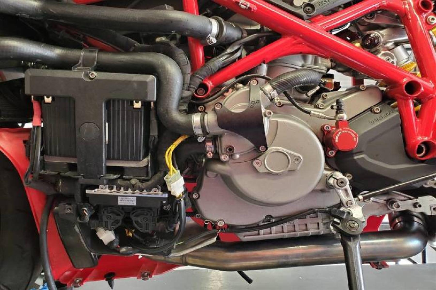 2008 Ducati 1099 S S (ZDM1XBEW18B) with an 1,098 cc L twin engine, Six-Speed Dry Clutch transmission, located at 3160 South Valley View Blvd, Las Vegas, NV, 89146, (888) 750-6845, 36.132458, -115.190247 - b64:VGhlIER1Y2F0aSAxMDk4UyBib2FzdHMgc29tZSBnb3JnZW91cyBib2R5d29yayBhbmQgc2xpY2sgZGVzaWduIGN1ZXMsIGJ1dCBpdHMgcmVhbCBtYXN0ZXJwaWVjZSBsaWVzIGJlbmVhdGggdGhvc2UgcHJldHR5IHBsYXN0aWMgcGFuZWxzLiBVbmRlcm5lYXRoIGlzIGEgdHVidWxhciBzdGVlbCB0cmVsbGlzIGZyYW1lIG9wdGltaXplZCBmb3Igc3RpZmZuZXNzLCBhbmQgYW4gTC10d2luIGVu - Photo #12