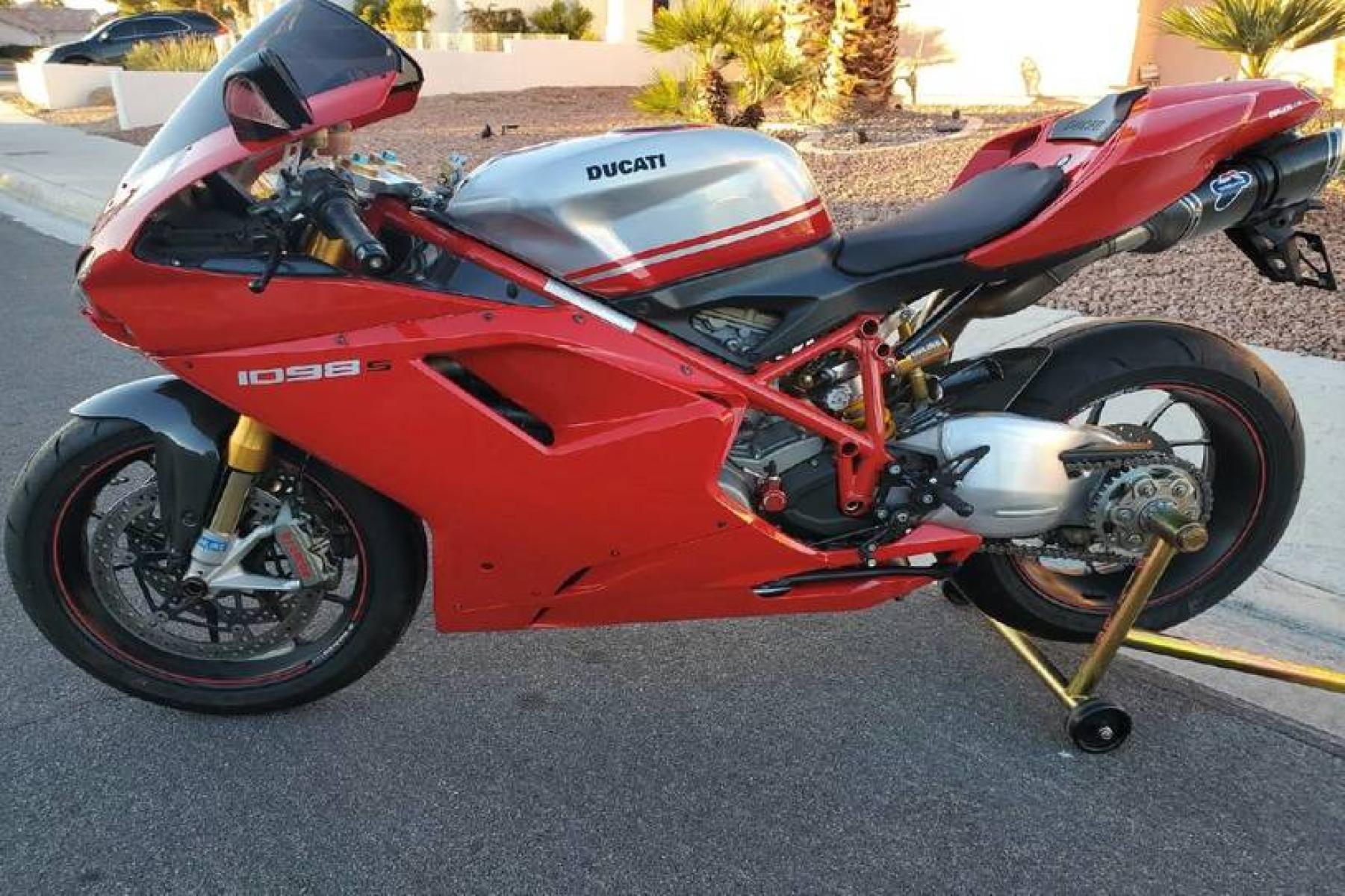 2008 Ducati 1099 S S (ZDM1XBEW18B) with an 1,098 cc L twin engine, Six-Speed Dry Clutch transmission, located at 3160 South Valley View Blvd, Las Vegas, NV, 89146, (888) 750-6845, 36.132458, -115.190247 - b64:VGhlIER1Y2F0aSAxMDk4UyBib2FzdHMgc29tZSBnb3JnZW91cyBib2R5d29yayBhbmQgc2xpY2sgZGVzaWduIGN1ZXMsIGJ1dCBpdHMgcmVhbCBtYXN0ZXJwaWVjZSBsaWVzIGJlbmVhdGggdGhvc2UgcHJldHR5IHBsYXN0aWMgcGFuZWxzLiBVbmRlcm5lYXRoIGlzIGEgdHVidWxhciBzdGVlbCB0cmVsbGlzIGZyYW1lIG9wdGltaXplZCBmb3Igc3RpZmZuZXNzLCBhbmQgYW4gTC10d2luIGVu - Photo #0