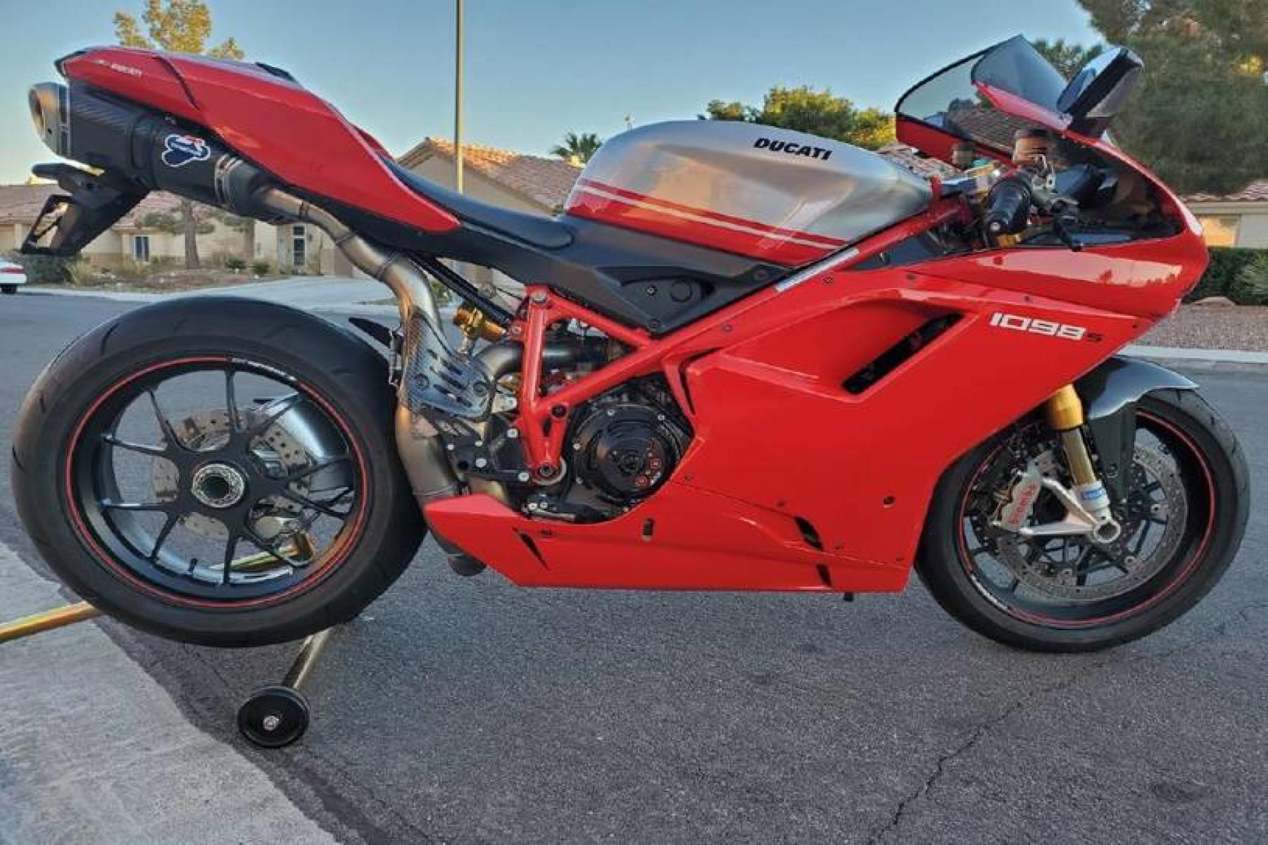 2008 Ducati 1099 S S (ZDM1XBEW18B) with an 1,098 cc L twin engine, Six-Speed Dry Clutch transmission, located at 3160 South Valley View Blvd, Las Vegas, NV, 89146, (888) 750-6845, 36.132458, -115.190247 - b64:VGhlIER1Y2F0aSAxMDk4UyBib2FzdHMgc29tZSBnb3JnZW91cyBib2R5d29yayBhbmQgc2xpY2sgZGVzaWduIGN1ZXMsIGJ1dCBpdHMgcmVhbCBtYXN0ZXJwaWVjZSBsaWVzIGJlbmVhdGggdGhvc2UgcHJldHR5IHBsYXN0aWMgcGFuZWxzLiBVbmRlcm5lYXRoIGlzIGEgdHVidWxhciBzdGVlbCB0cmVsbGlzIGZyYW1lIG9wdGltaXplZCBmb3Igc3RpZmZuZXNzLCBhbmQgYW4gTC10d2luIGVu - Photo #2