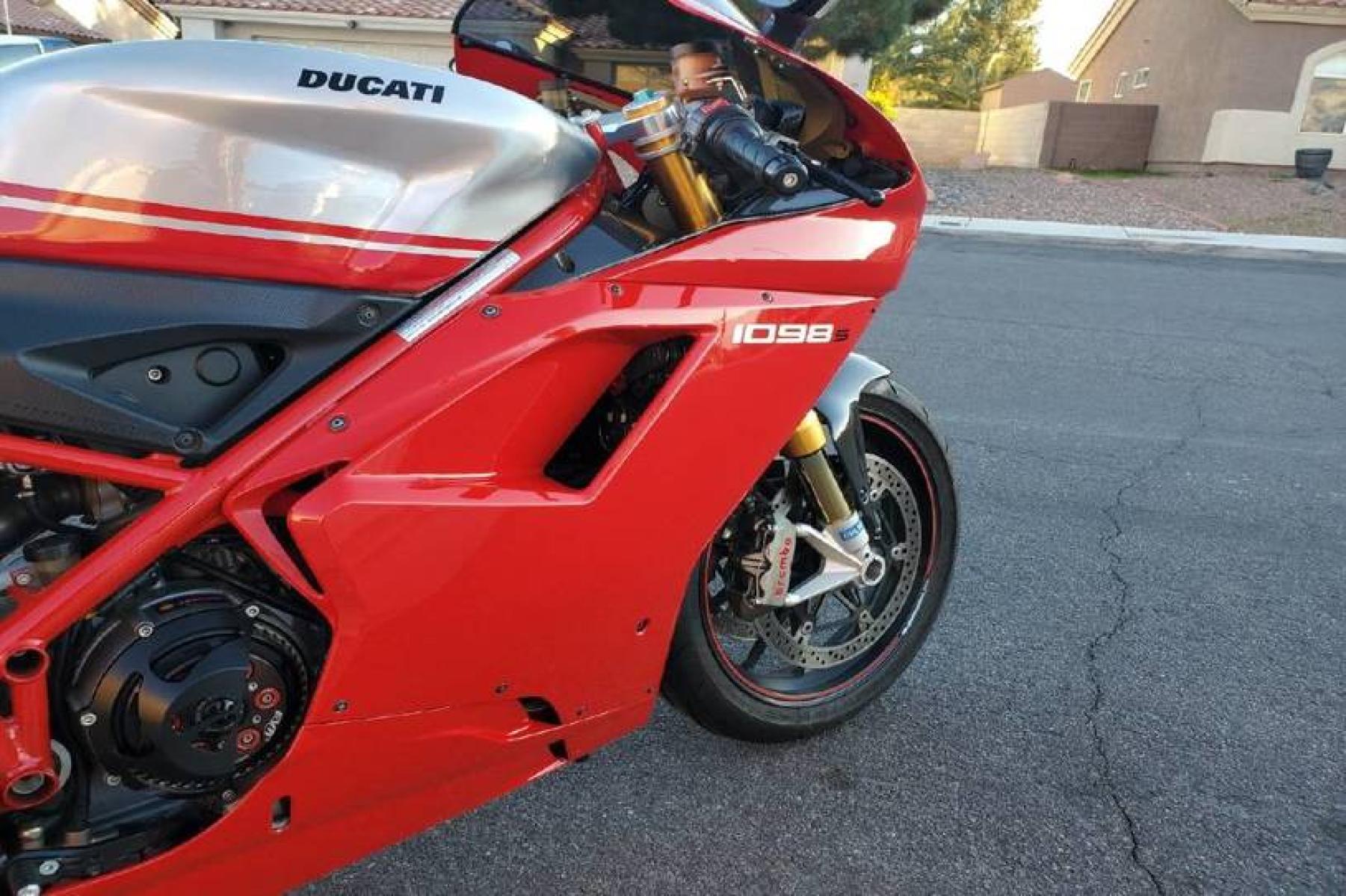 2008 Ducati 1099 S S (ZDM1XBEW18B) with an 1,098 cc L twin engine, Six-Speed Dry Clutch transmission, located at 3160 South Valley View Blvd, Las Vegas, NV, 89146, (888) 750-6845, 36.132458, -115.190247 - b64:VGhlIER1Y2F0aSAxMDk4UyBib2FzdHMgc29tZSBnb3JnZW91cyBib2R5d29yayBhbmQgc2xpY2sgZGVzaWduIGN1ZXMsIGJ1dCBpdHMgcmVhbCBtYXN0ZXJwaWVjZSBsaWVzIGJlbmVhdGggdGhvc2UgcHJldHR5IHBsYXN0aWMgcGFuZWxzLiBVbmRlcm5lYXRoIGlzIGEgdHVidWxhciBzdGVlbCB0cmVsbGlzIGZyYW1lIG9wdGltaXplZCBmb3Igc3RpZmZuZXNzLCBhbmQgYW4gTC10d2luIGVu - Photo #5