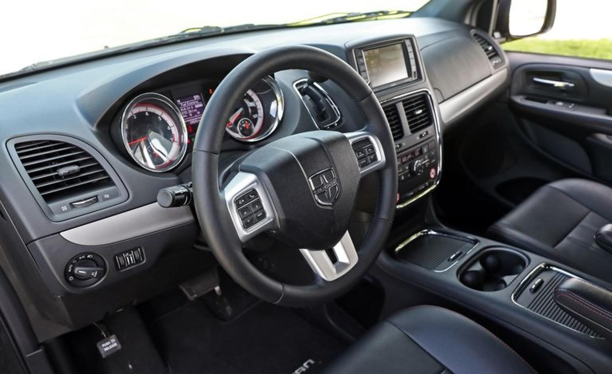 2017 Silver /Black Dodge Grand Caravan GT (2C4RDGEG0HR) with an 3.6L V6 DOHC 24V engine, 6A transmission, located at 3160 South Valley View Blvd, Las Vegas, NV, 89146, (888) 750-6845, 36.132458, -115.190247 - b64:VGhlIDIwMTcgRG9kZ2UgR3JhbmQgQ2FyYXZhbiBpcyBhbGwgYWJvdXQgdHJhbnNwb3J0aW5nIGEgYnVuY2ggb2YgcGVvcGxlIGF0IGFuIGFmZm9yZGFibGUgcHJpY2UuIFRoaXMgc2V2ZW4tcGFzc2VuZ2VyIG1pbml2YW4gdW5kZXJjdXRzIGl0cyBsZWFzdCBleHBlbnNpdmUgY29tcGV0aXRvciBieSB0aG91c2FuZHMgb2YgZG9sbGFycyB3aGVuIG5ldy4gRXZlbiB3aGVuIGxvYWRlZCB0byB0 - Photo #12
