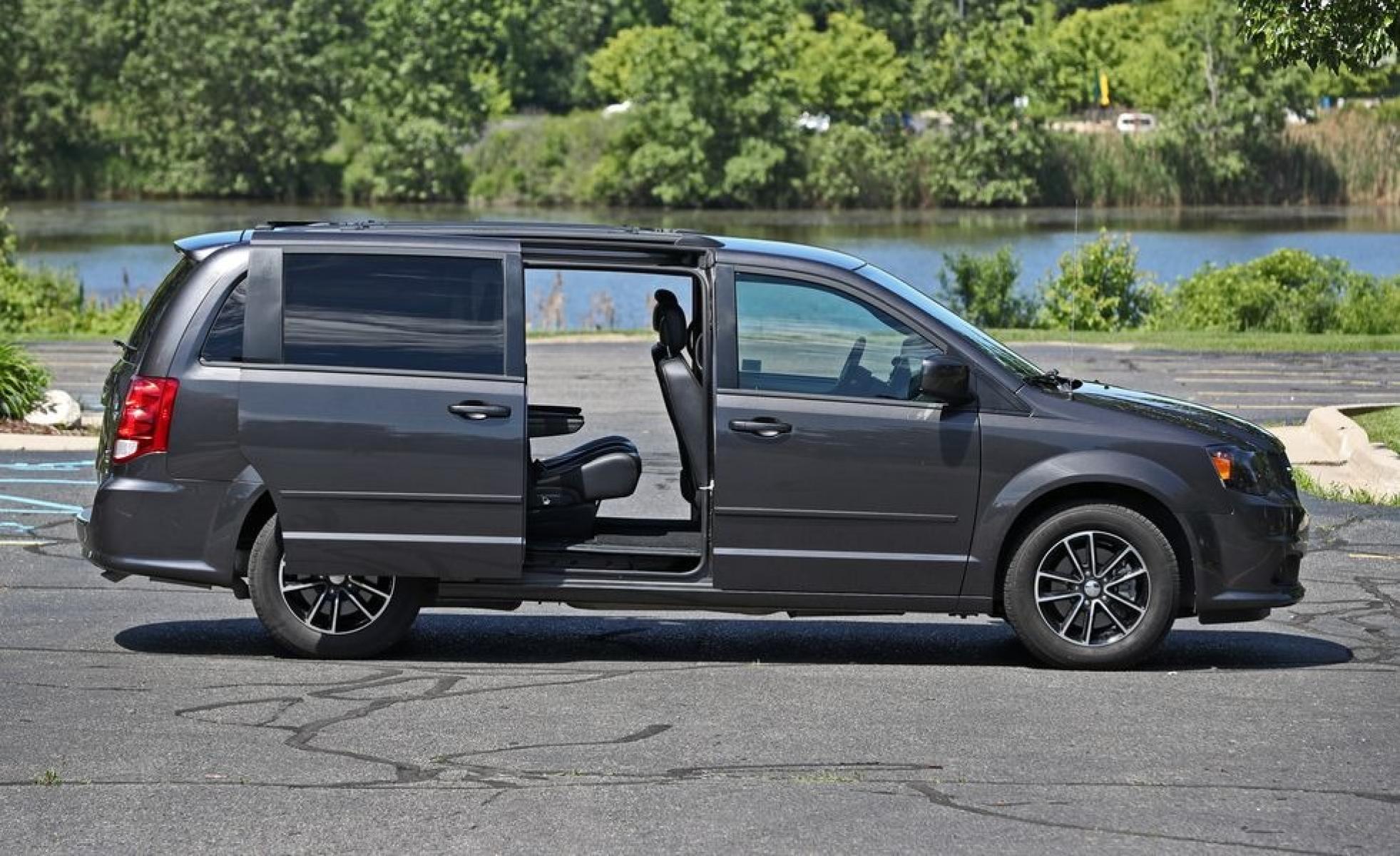2017 Silver /Black Dodge Grand Caravan GT (2C4RDGEG0HR) with an 3.6L V6 DOHC 24V engine, 6A transmission, located at 3160 South Valley View Blvd, Las Vegas, NV, 89146, (888) 750-6845, 36.132458, -115.190247 - b64:VGhlIDIwMTcgRG9kZ2UgR3JhbmQgQ2FyYXZhbiBpcyBhbGwgYWJvdXQgdHJhbnNwb3J0aW5nIGEgYnVuY2ggb2YgcGVvcGxlIGF0IGFuIGFmZm9yZGFibGUgcHJpY2UuIFRoaXMgc2V2ZW4tcGFzc2VuZ2VyIG1pbml2YW4gdW5kZXJjdXRzIGl0cyBsZWFzdCBleHBlbnNpdmUgY29tcGV0aXRvciBieSB0aG91c2FuZHMgb2YgZG9sbGFycyB3aGVuIG5ldy4gRXZlbiB3aGVuIGxvYWRlZCB0byB0 - Photo #5
