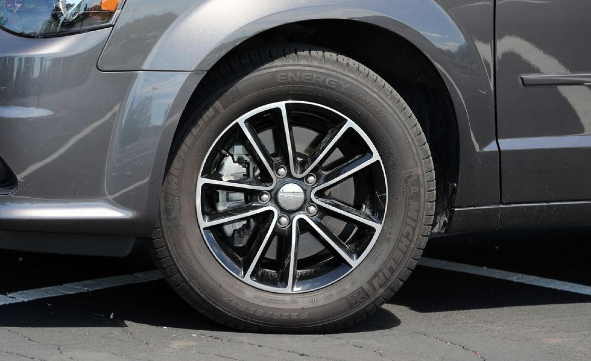 2017 Silver /Black Dodge Grand Caravan GT (2C4RDGEG0HR) with an 3.6L V6 DOHC 24V engine, 6A transmission, located at 3160 South Valley View Blvd, Las Vegas, NV, 89146, (888) 750-6845, 36.132458, -115.190247 - b64:VGhlIDIwMTcgRG9kZ2UgR3JhbmQgQ2FyYXZhbiBpcyBhbGwgYWJvdXQgdHJhbnNwb3J0aW5nIGEgYnVuY2ggb2YgcGVvcGxlIGF0IGFuIGFmZm9yZGFibGUgcHJpY2UuIFRoaXMgc2V2ZW4tcGFzc2VuZ2VyIG1pbml2YW4gdW5kZXJjdXRzIGl0cyBsZWFzdCBleHBlbnNpdmUgY29tcGV0aXRvciBieSB0aG91c2FuZHMgb2YgZG9sbGFycyB3aGVuIG5ldy4gRXZlbiB3aGVuIGxvYWRlZCB0byB0 - Photo #7