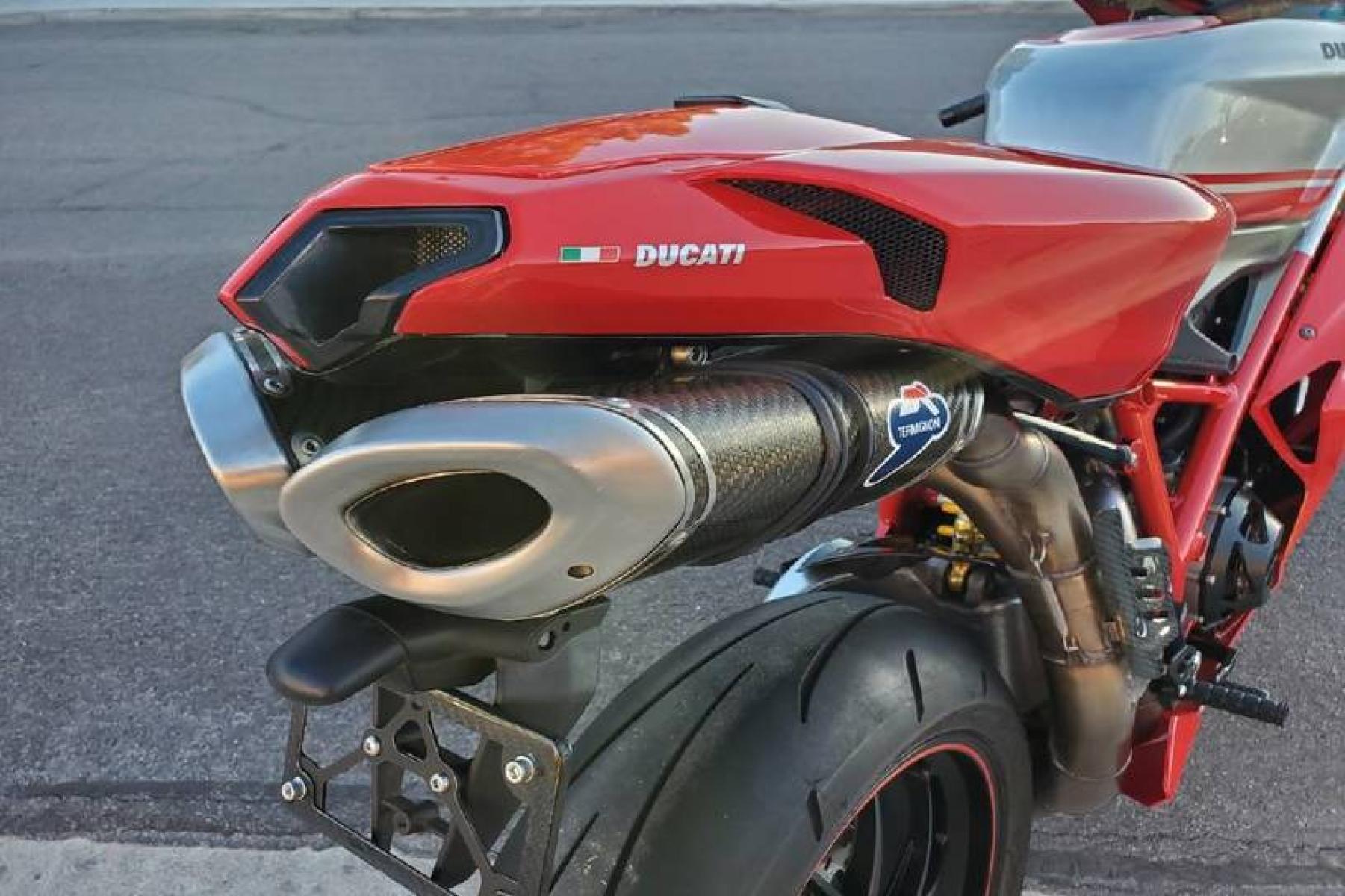 2008 Ducati 1099 S S (ZDM1XBEW18B) with an 1,098 cc L twin engine, Six-Speed Dry Clutch transmission, located at 3160 South Valley View Blvd, Las Vegas, NV, 89146, (888) 750-6845, 36.132458, -115.190247 - The Ducati 1098S boasts some gorgeous bodywork and slick design cues, but its real masterpiece lies beneath those pretty plastic panels. Underneath is a tubular steel trellis frame optimized for stiffness, and an L-twin engine produces 160 horsepower and 90.4 lb-ft of torque, routing exhaust fumes t - Photo #11